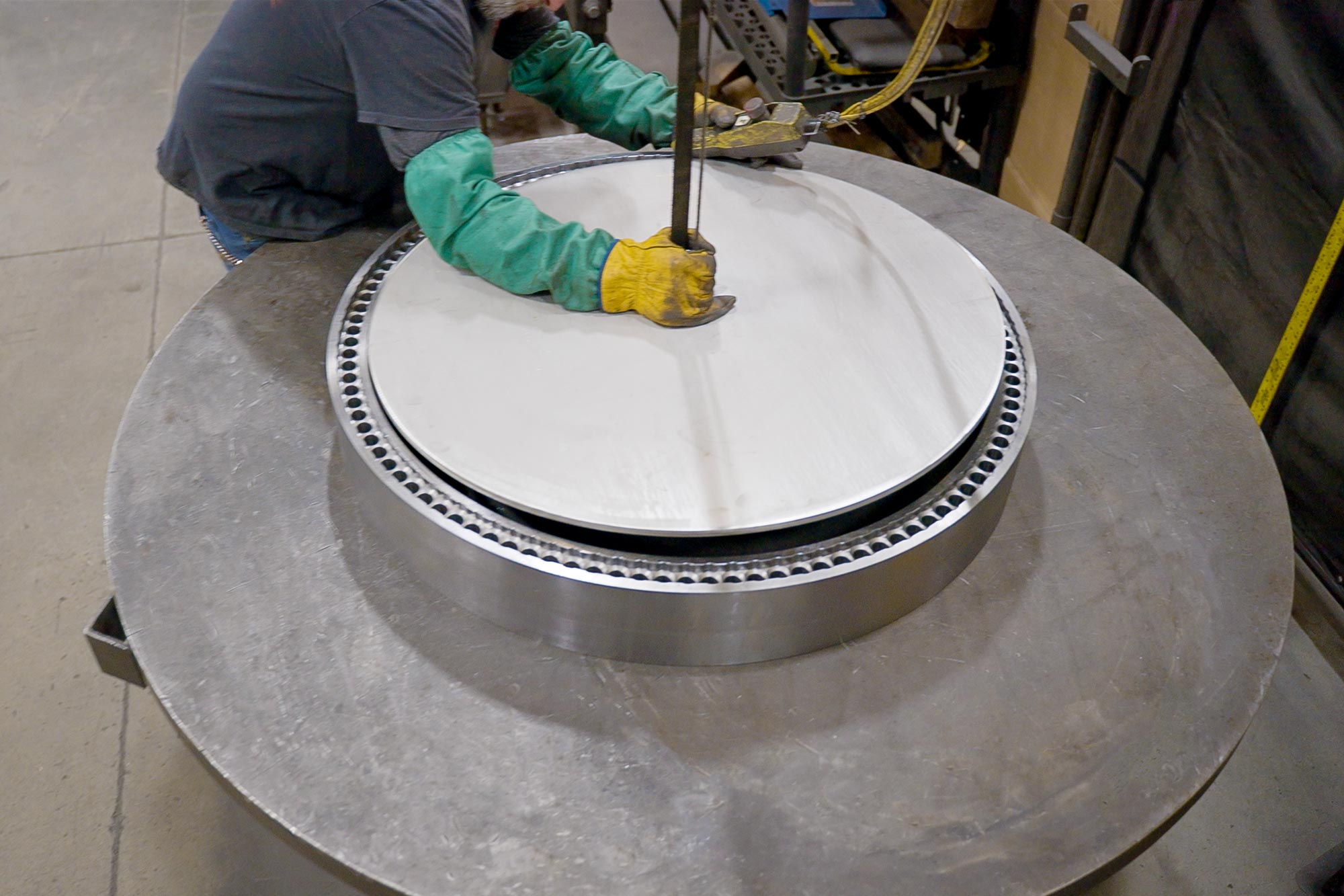 Cylinder caster aligning top plate